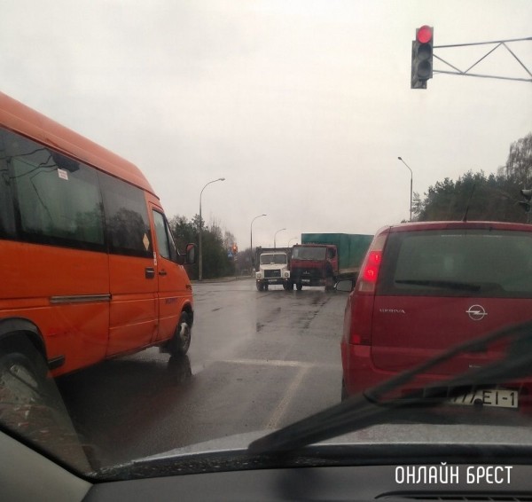 Очевидец: В Бресте на Л.Рябцева столкнулись грузовики
Очевидец: В Бресте на Л.Рябцева столкнулись грузовики