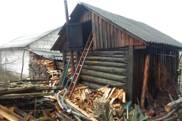 В Берёзовском районе из-за пожара в сарае чуть не загорелся дом