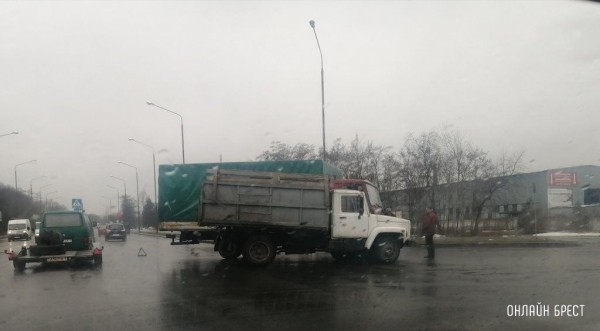 Очевидец: В Бресте на Л.Рябцева столкнулись грузовики
Очевидец: В Бресте на Л.Рябцева столкнулись грузовики