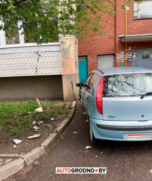 В Гродно кусок стены откололся от многоэтажки и упал на FIAT В Гродно кусок стены откололся от многоэтажки и упал на FIAT