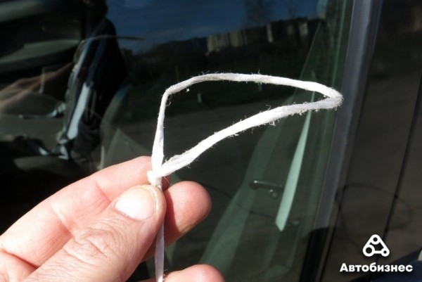 Как открыть дверь авто, если ключи остались внутри? Проверка народных способов