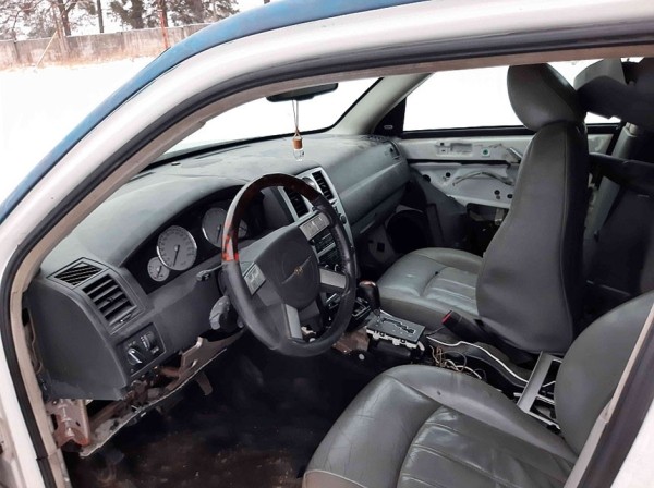 МВД продаёт ржавый Chrysler 300С, сделав уценку. Сколько было, а сколько стало?
