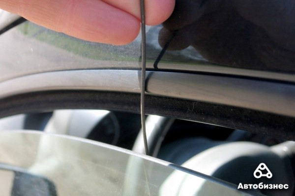 Как открыть дверь авто, если ключи остались внутри? Проверка народных способов