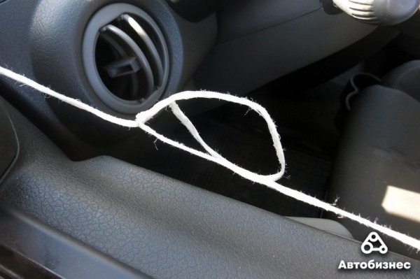 Как открыть дверь авто, если ключи остались внутри? Проверка народных способов