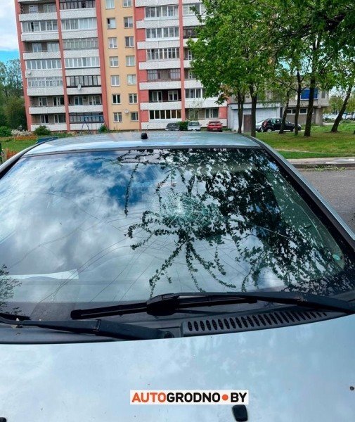 В Гродно кусок стены откололся от многоэтажки и упал на FIAT В Гродно кусок стены откололся от многоэтажки и упал на FIAT