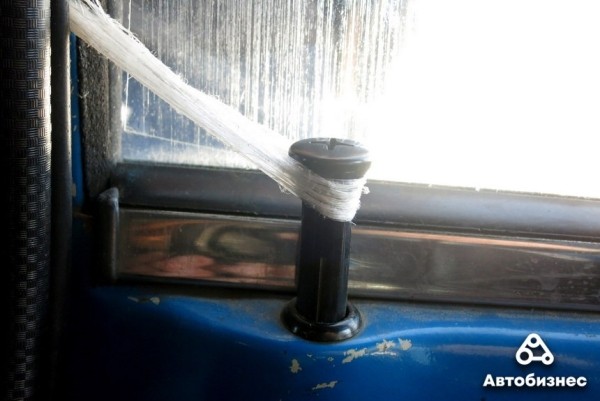 Как открыть дверь авто, если ключи остались внутри? Проверка народных способов