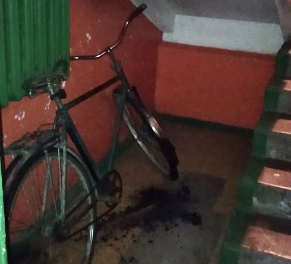 В Белоозерске загорелся велосипед в подъезде многоэтажки В Белоозерске загорелся велосипед в подъезде многоэтажки