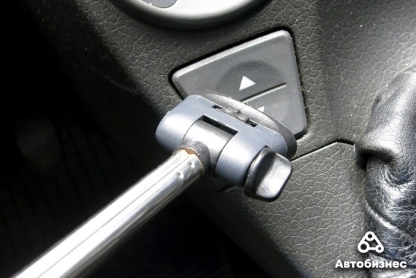 Как открыть дверь авто, если ключи остались внутри? Проверка народных способов