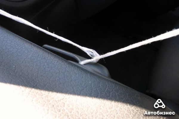 Как открыть дверь авто, если ключи остались внутри? Проверка народных способов