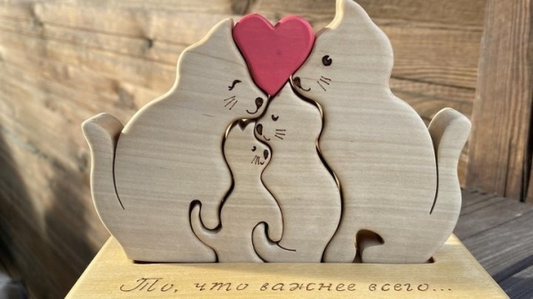 «Бизнес приносит до 4 тысяч рублей в месяц». Посмотрите, как семейная пара зарабатывает на handmade сувенирах