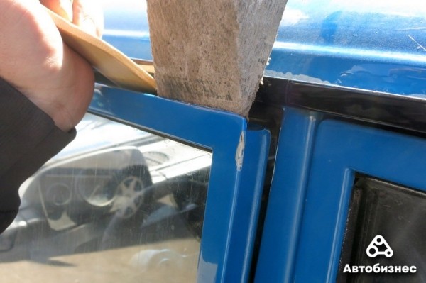 Как открыть дверь авто, если ключи остались внутри? Проверка народных способов