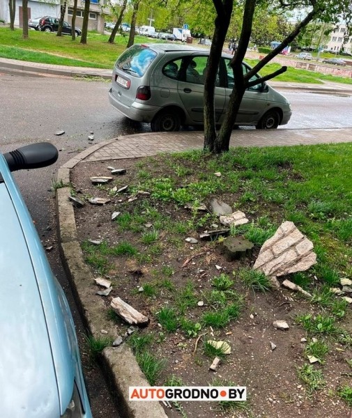 В Гродно кусок стены откололся от многоэтажки и упал на FIAT В Гродно кусок стены откололся от многоэтажки и упал на FIAT