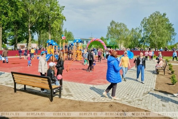 Новую детскую площадку открыли в Нарутовичах (Брестская область)