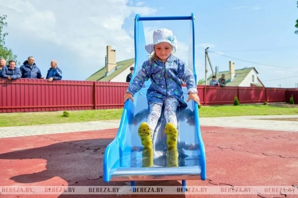 Новую детскую площадку открыли в Нарутовичах (Брестская область)