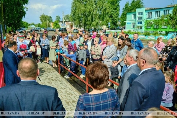 Новую детскую площадку открыли в Нарутовичах (Брестская область)