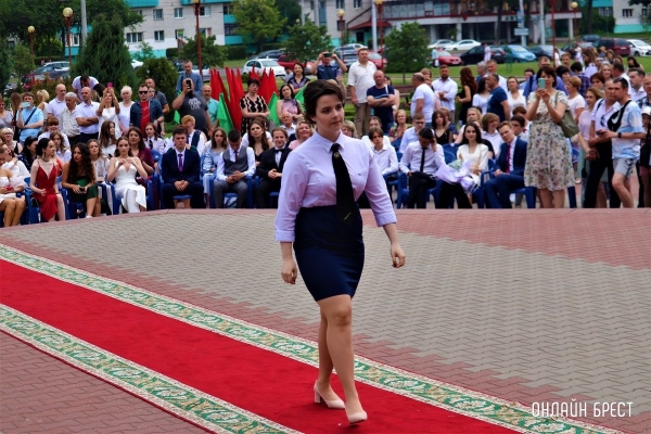 
                Читатель: Мгновения вчерашнего праздника выпускников Московского района г. Бреста
            