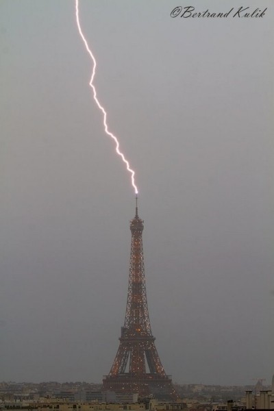 В Эйфелеву башню ударила молния В Эйфелеву башню ударила молния