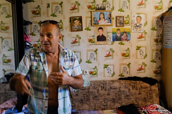 Собирает чернику, завел козу. История белоруса, который в 66 лет остался один с четырьмя детьми Собирает чернику, завел козу. История белоруса, который в 66 лет остался один с четырьмя детьми