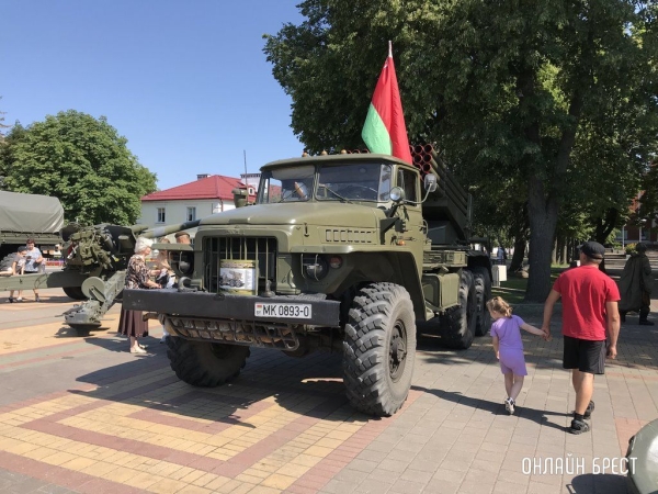 Читатель: Сегодня в Кобрине. Выставка военной техники
Читатель: Сегодня в Кобрине. Выставка военной техники