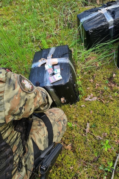 Польские пограничники наблюдали за дроном из Беларуcи, пока он не приземлился в 2-х км от границы. Нашли сигареты на 15,7 тыс $ Польские пограничники наблюдали за дроном из Беларуcи, пока он не приземлился в 2-х км от границы. Нашли сигареты на 15,7 тыс $