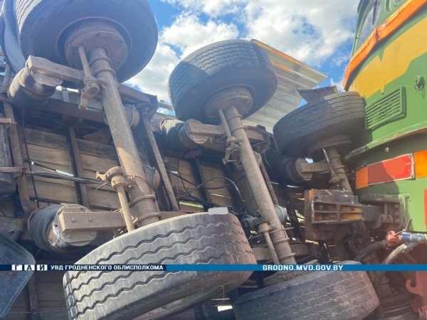 В Беларуси водитель КАМАЗа не заметил поезд