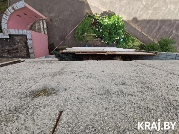 В Беларуси обрушился балкон вместе с мужчиной В Беларуси обрушился балкон вместе с мужчиной