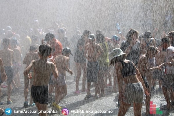 Жабинковские спасатели устроили водную феерию ребятам, отдыхающим в оздоровительном лагере «Орленок» Жабинковские спасатели устроили водную феерию ребятам, отдыхающим в оздоровительном лагере «Орленок»