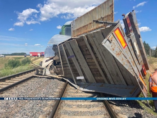 В Беларуси водитель КАМАЗа не заметил поезд