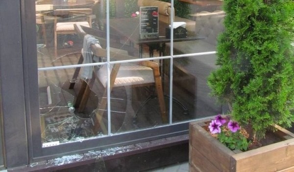 В Барановичах пьяный мужчина разгромил кафе. Смотрите видео В Барановичах пьяный мужчина разгромил кафе. Смотрите видео