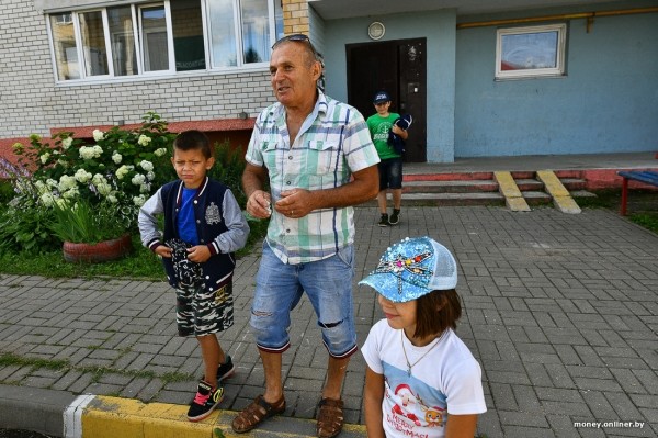 Собирает чернику, завел козу. История белоруса, который в 66 лет остался один с четырьмя детьми Собирает чернику, завел козу. История белоруса, который в 66 лет остался один с четырьмя детьми