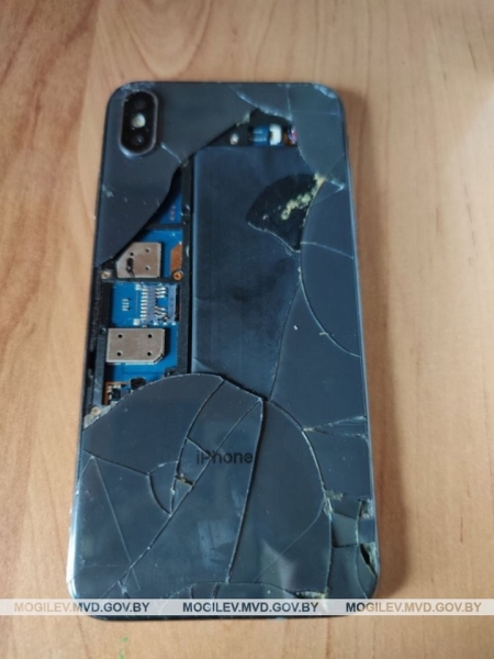 В Беларуси парень, мечтавший попасть в тренды «TikTok», разбил об стену Iphone соседа В Беларуси парень, мечтавший попасть в тренды «TikTok», разбил об стену Iphone соседа