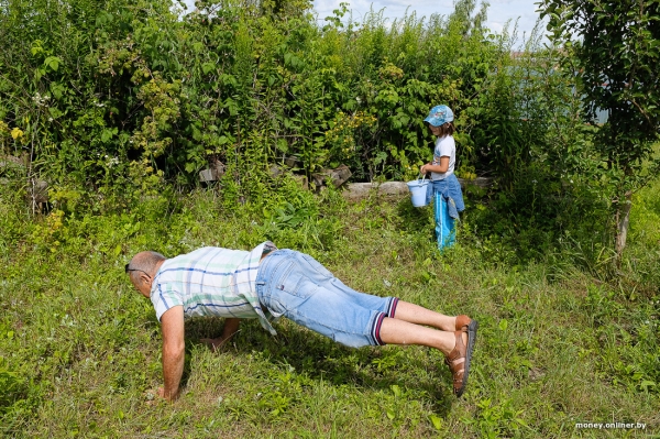 Собирает чернику, завел козу. История белоруса, который в 66 лет остался один с четырьмя детьми Собирает чернику, завел козу. История белоруса, который в 66 лет остался один с четырьмя детьми