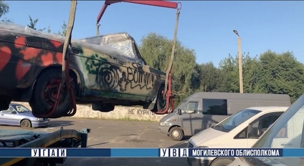 Парни прокатились в кабриолете с бассейном по городу. В ГАИ прикола не оценили