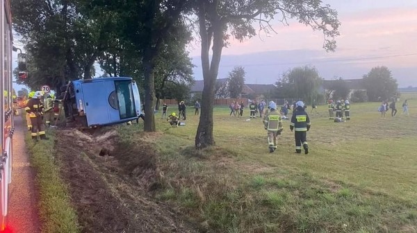 В Польше опрокинулся белорусский автобус с 47 пассажирами В Польше опрокинулся белорусский автобус с 47 пассажирами