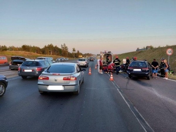 Пока водитель BMW на обочине оформлял европротокол, в него влетел VW. Подробности аварии на М4 Пока водитель BMW на обочине оформлял европротокол, в него влетел VW. Подробности аварии на М4