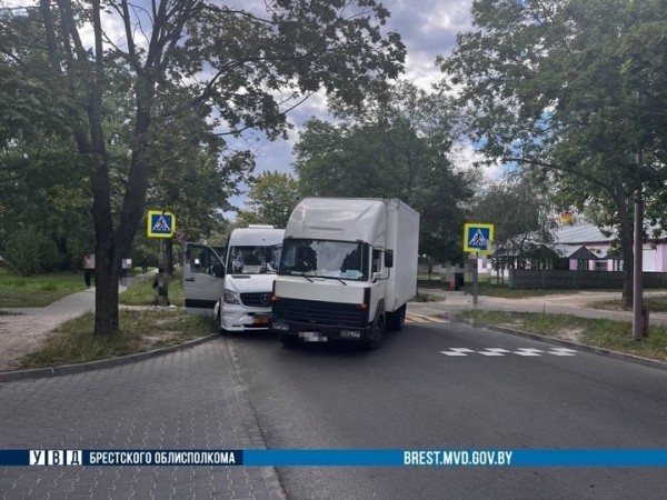 В Бресте грузовик «подрезал» маршрутку В Бресте грузовик «подрезал» маршрутку