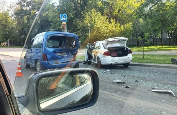 В Бресте таксист врезался в автомобиль. Кто виноват? В Бресте таксист врезался в автомобиль. Кто виноват?