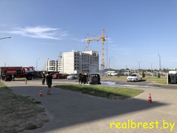 В Бресте на Грибоедова горел автомобиль