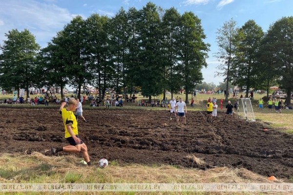Футбол на болоте в Брестской области. Фоторепортаж