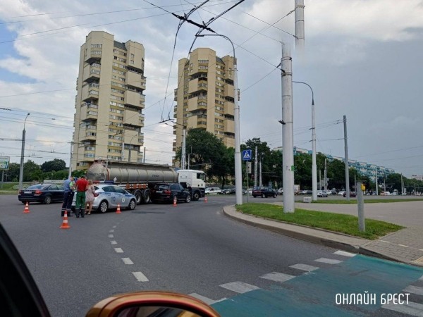 
                Сегодня в Бресте столкнулись BMW и автомобиль-цистерна. Вот видео, как это произошло
            
