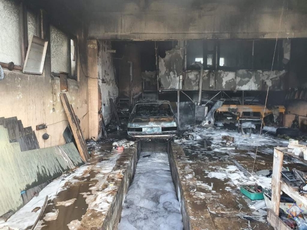 В Кобрине сгорел автомобиль, а его владелец получил ожоги