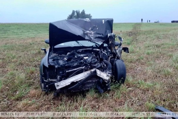 В Березовском районе столкнулись грузовик и легковушка В Березовском районе столкнулись грузовик и легковушка