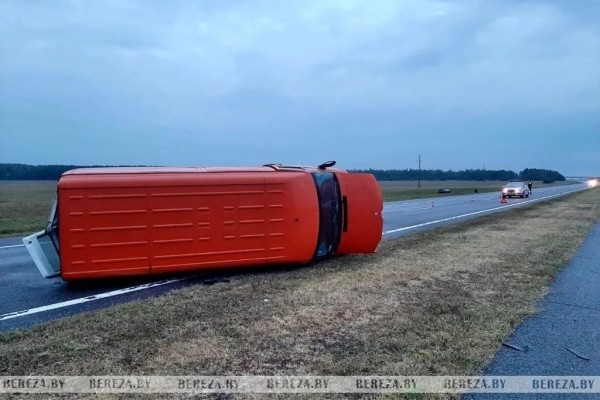 В Березовском районе столкнулись грузовик и легковушка В Березовском районе столкнулись грузовик и легковушка