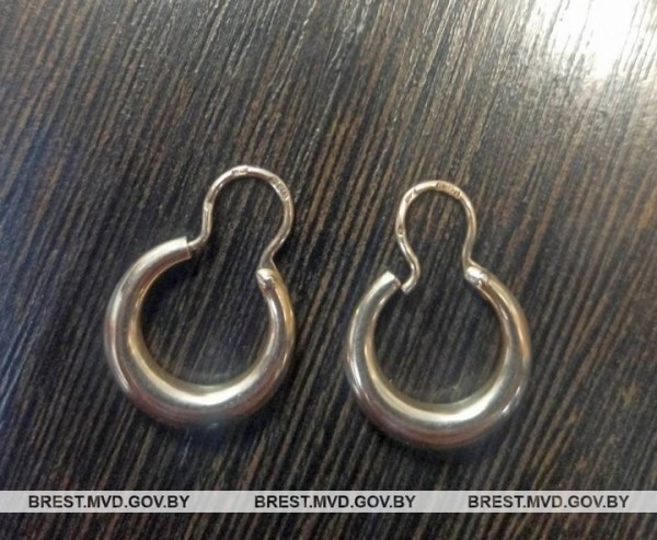 Сувенирными долларами расплатился за золотые серьги житель Брестской области Сувенирными долларами расплатился за золотые серьги житель Брестской области