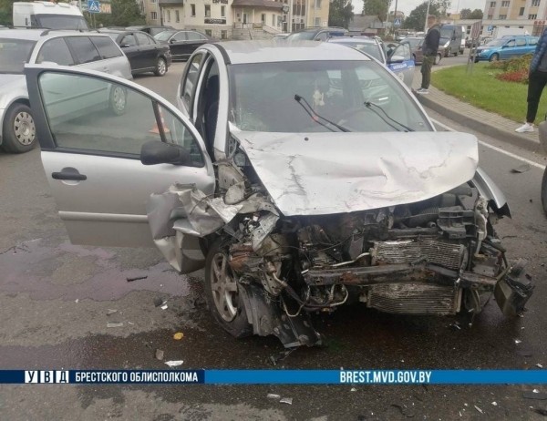 Ребенка и двух женщин забрала скорая. Подробности ДТП на кольце в Барановичах Ребенка и двух женщин забрала скорая. Подробности ДТП на кольце в Барановичах