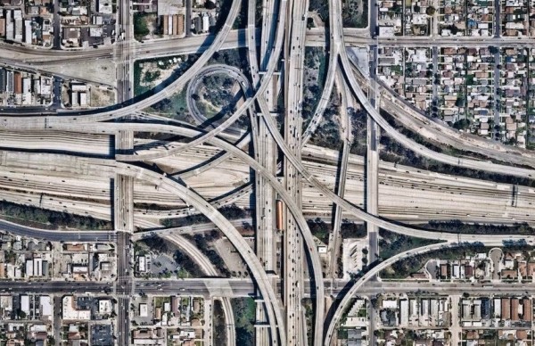 Без навигатора не соваться. 7 необычных автомобильных развязок мира