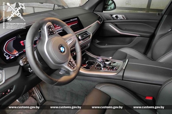 Шесть автомобилей премиум-класса задержали на таможне в Бресте. Что произошло?