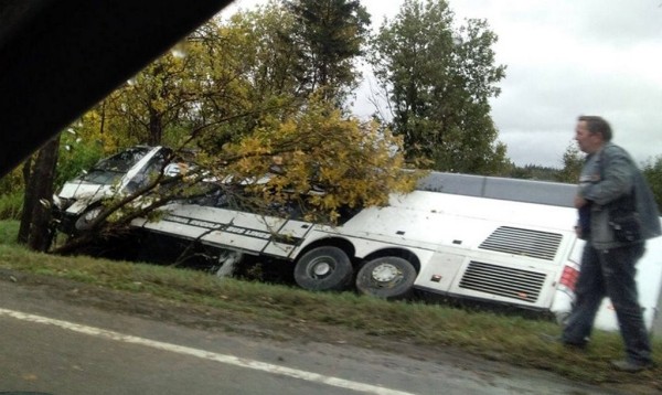 Массовая авария на трассе Р1: пассажирский автобус в кювете, по меньшей мере 15 человек пострадало