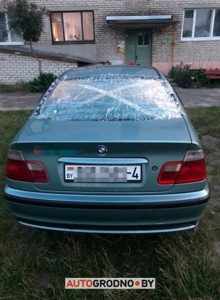Водитель проехал по неукатанному гравию — BMW остался без заднего стекла. В страховке отказали
