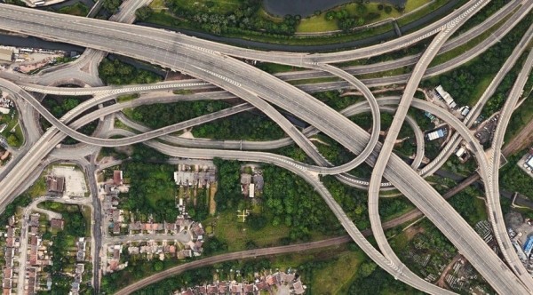 Без навигатора не соваться. 7 необычных автомобильных развязок мира